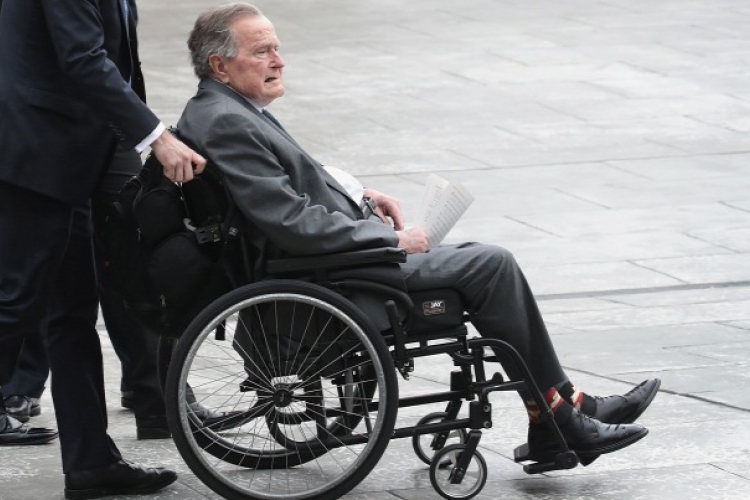 Intenzív osztályon fekszik az idősebb Bush elnök