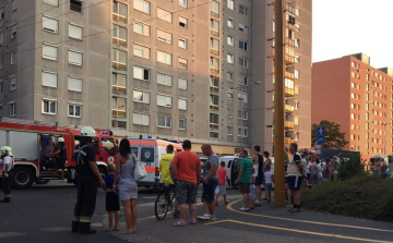 Felborult egy autó a Szigeti Attila úton - Fotók