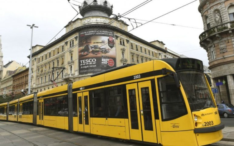 Felvágta az ereit egy férfi a villamoson 