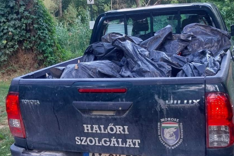 A holtág partján rakta le a szemetét, a horgászokkal is kiszúrt