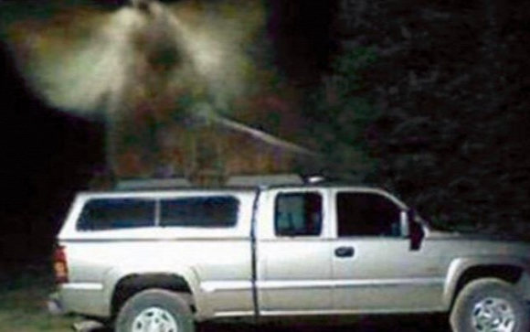 Lélegzetelállító! Egy angyal lebegett a teherautó felett