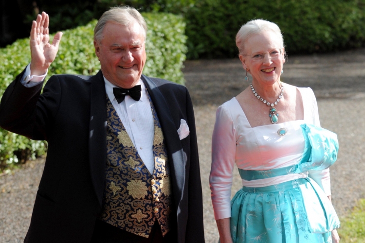 Elhunyt a dán királynő férje