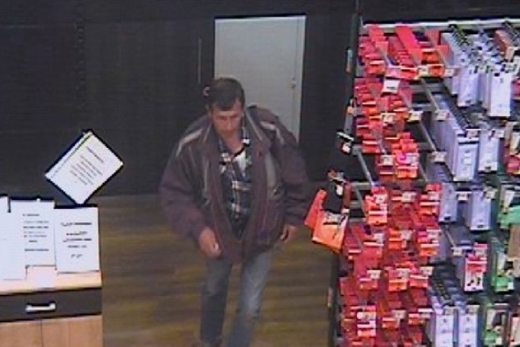 Keresik! Rádiót és élelmiszereket lopott