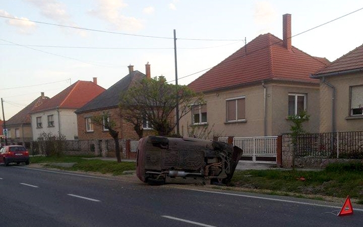Felborult egy autó  82-es főúton, Nyúl belterületén