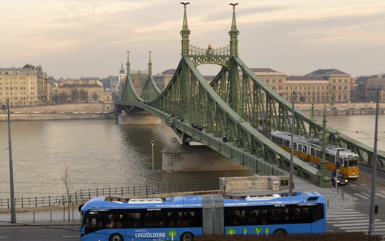 Elgázolt egy kisfiút egy busz a Szabadság hídnál