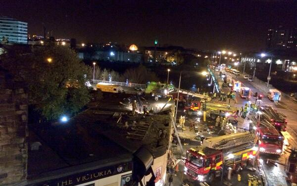 Rendőrségi helikopter zuhant egy pubra 