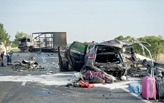 Két ember meghalt az M15-ösön Rajkánál történt balesetben