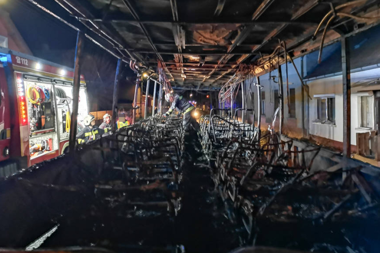 Kigyulladt egy utasokkal teli busz Sorokpolányban