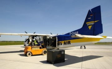 Munka a kánikulában: 55 fokos a beton a péri reptéren