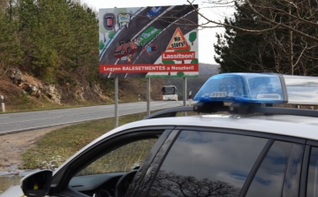 Ismeretlen közúti táblákat helyezett ki a rendőrség a Balaton mellett