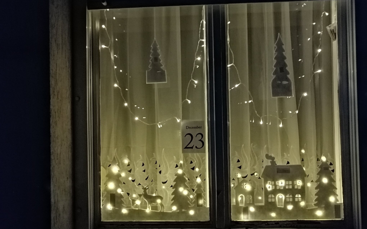 Négy győri városrészben is elindul az Adventi Ablakvadászat