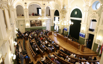 Maratoni közgyűlésen a Győr Projekt vészharangot kongatott, a városvezetés a Győr Pluszt ekézte