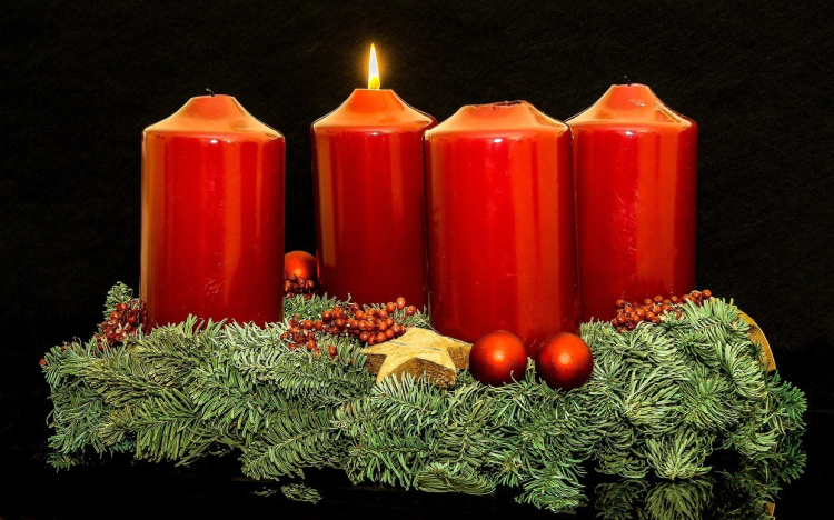 Kis híján tragédiát okozott egy adventi koszorú