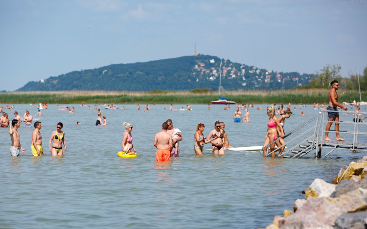 Ökológiai kockázatot jelentenek a turisták a Balatonnal szemben 