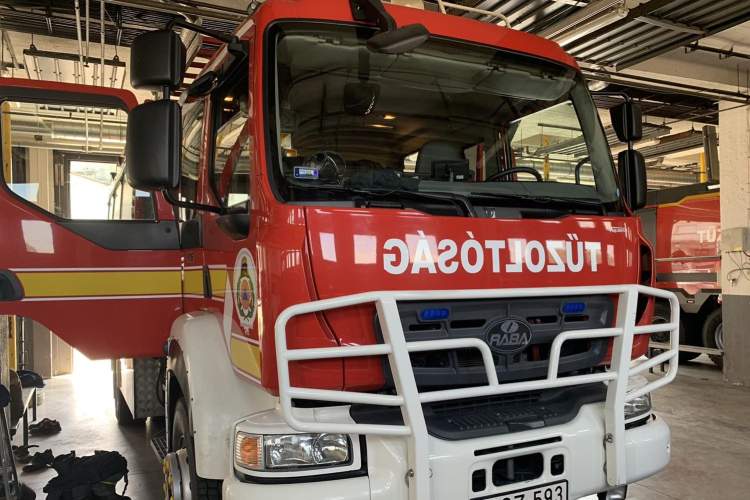 Tűz van egy győri üzemcsarnokban