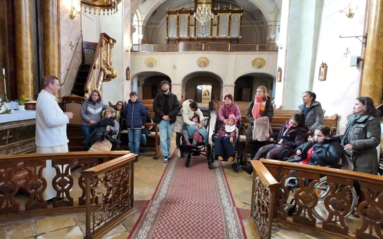 Lassulni tanítanak a „kacifántosok”