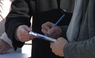 Folyamatosan gyűjtik az aláírásokat