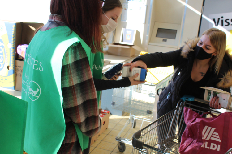1500 kg élelmiszer érkezett a Győri Egyházmegyei Karitászhoz