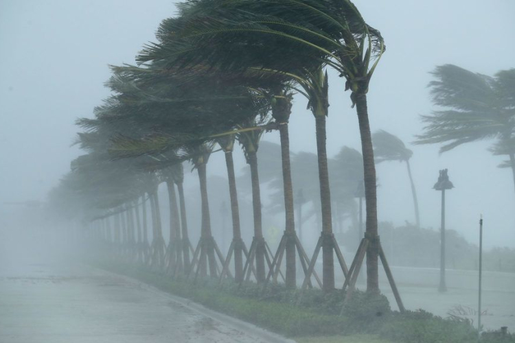 RENDKÍVÜLI: Hatalmas viharzónától retteg Florida