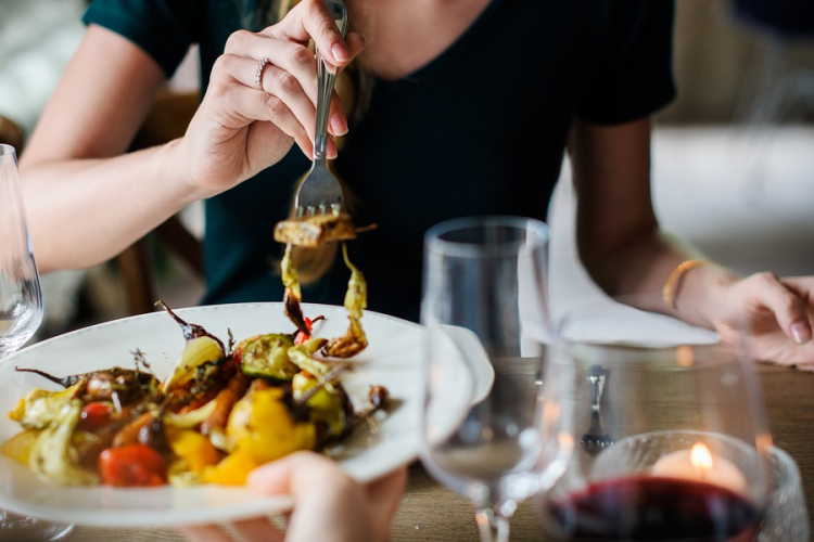 Hétfőtől kinyithatnak a vendéglátóhelyek belső helyiségei Szlovéniában