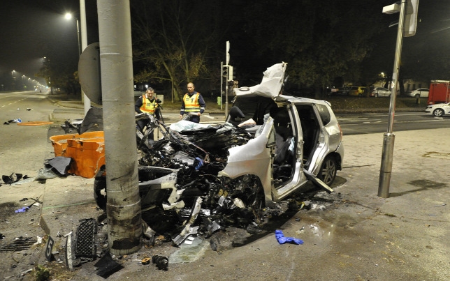 Halálos baleset a fővárosban: oszlopnak hajtott, majd kigyulladt egy autó
