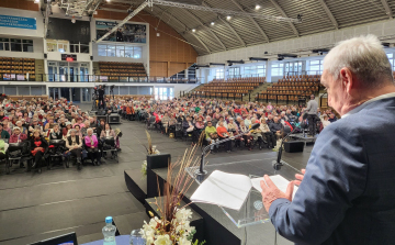 A Vill-Korr történetét mutatta be Gasztonyi László a nyugdíjasegyetem nyitó előadásán