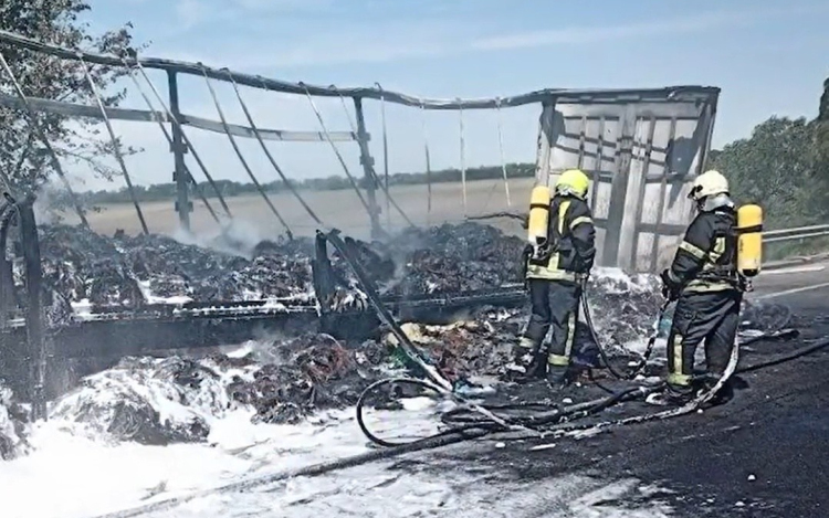 Így égett ki pár perc alatt teljesen egy kamion az autópályán