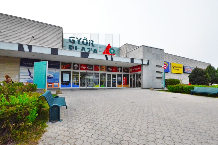 Megint bombariadó van a győri Plázában