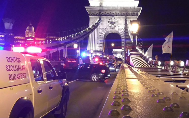 Leugrott a Lánchídról a turista és meghalt