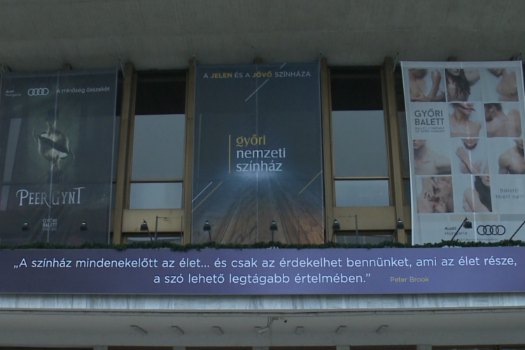 Átszervezés a színházban