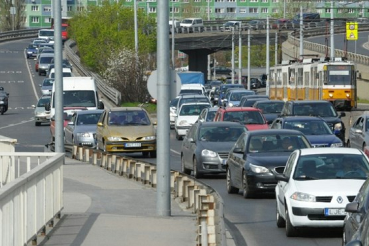 Több baleset miatt bedugult az Árpád-híd