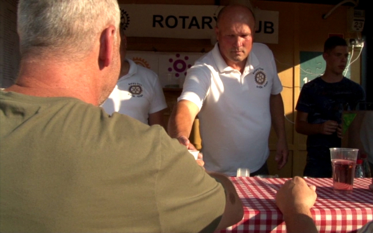 Jótékony fröccsözés