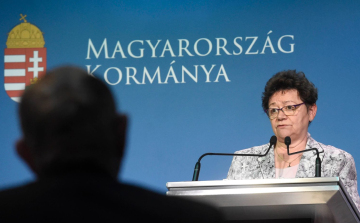 Komoly felhívást közölt az országos tisztifőorvos: Tartsák be a szabályokat és viselkedjenek felelősen