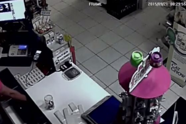 Kirámolták a pénztárgépet egy győri üzletben – Videó!