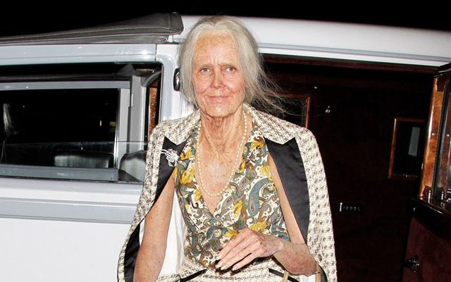 Elképesztő! Melyik dögös modellt rejti a jelmez? 