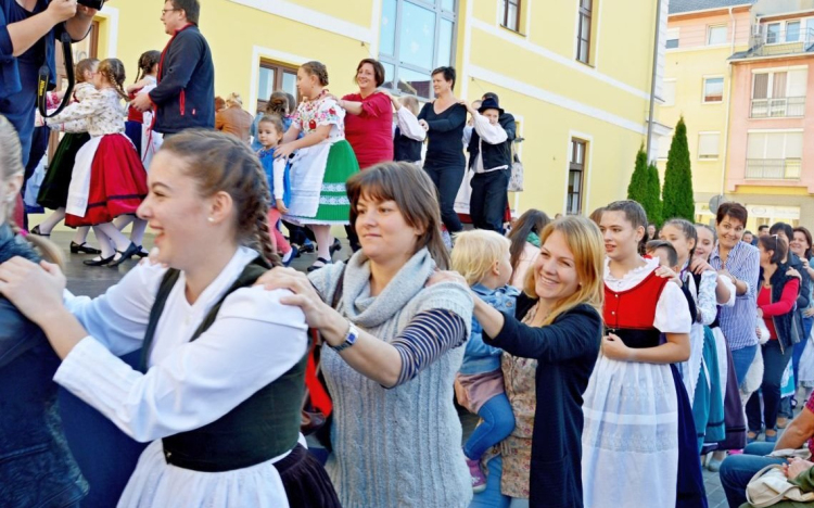 Udvaravató néptánccal