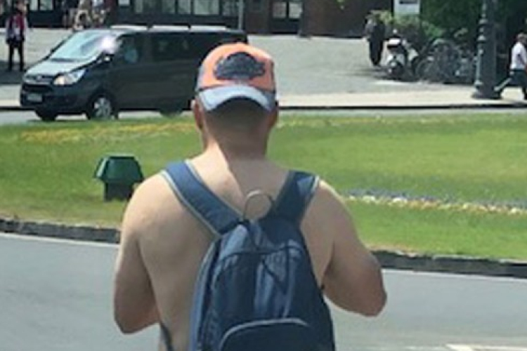 Meztelenül sétált egy férfi a Lánchídon és sokkolta a járókelőket