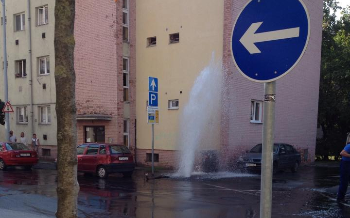 Szökőkútként tört ki a víz az Árpád úton