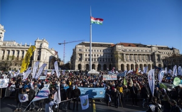 Béremelésért és a munkaterhek csökkentéséért demonstráltak pedagógusok Budapesten