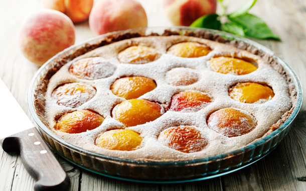 Egyszerű és ellenállhatatlan bögrés barackos pite