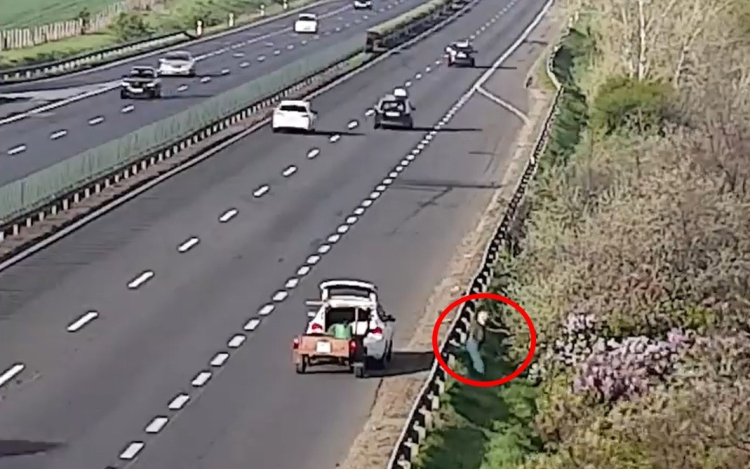 Elképesztő! Orgonát szedni állt meg a sofőr az M1-esen