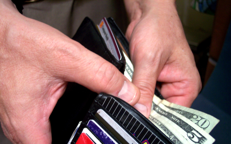 Fizetés helyett megütötte