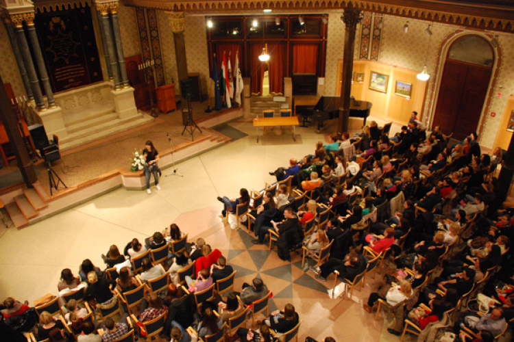 Oravecz Nóra előadása a győri Zsinagógában