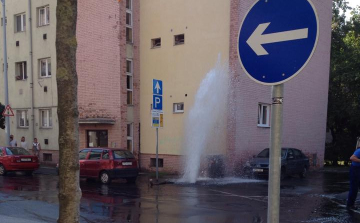 Szökőkútként tört ki a víz az Árpád úton