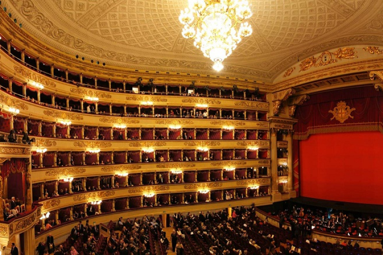 Megkezdődött a milánói Scala több tonnás csillárjának tisztítása