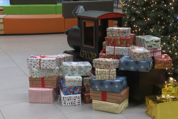 Szeretet cipősdobozokba csomagolva