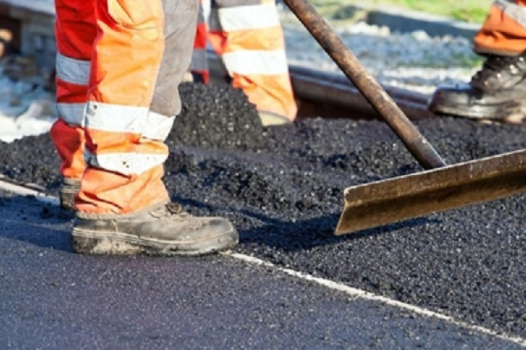 Több mint ezer kilométernyi útszakasz újulhat meg idén