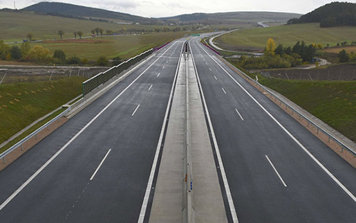 FIGYELEM! Csökkentik a sebességhatárt az autópályákon vasárnaptól