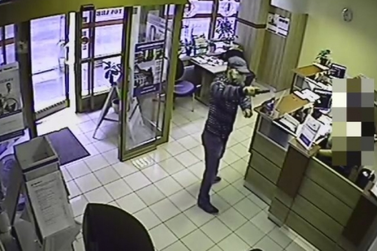 Fegyverrel rabolt egy győri takarékszövetkezetben 