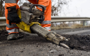 Hétfőtől aszfaltozási munkák kezdődnek a győri Széchenyi hídon
